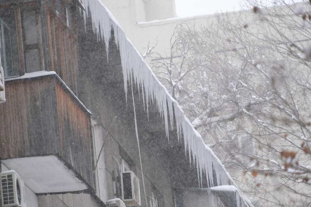 «Работы должны проводиться своевременно»: в Алматы усилили контроль за очисткой крыш от снега и наледи