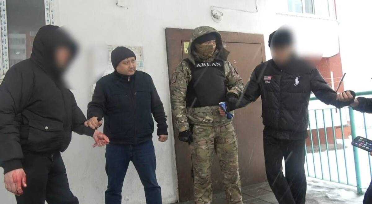 Работали по указке куратора: фасовщиков психотропов задержали в ВКО