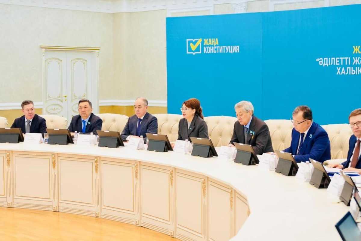 В Уральске представители Общенациональной коалиции обсудили проект новой Конституции с интеллигенцией и гражданским обществом