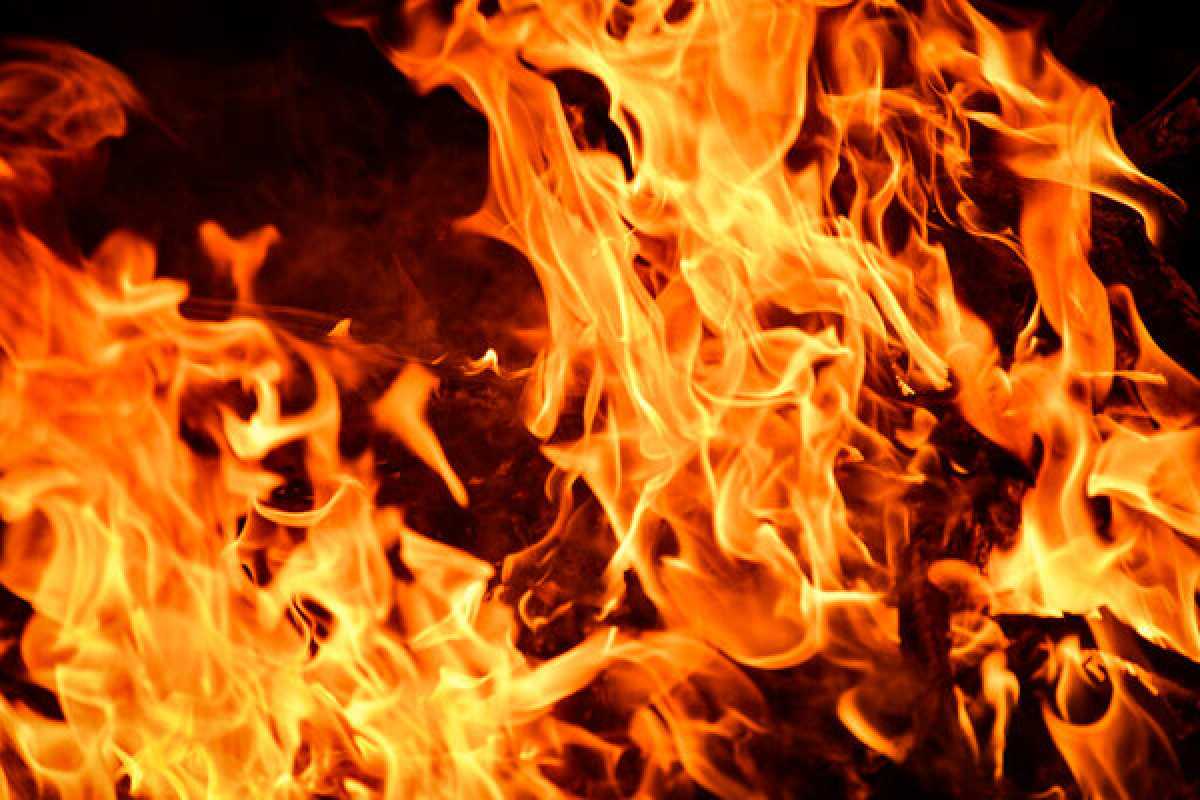 Ночной пожар: 20 человек человек эвакуировали из многоэтажки в Караганде