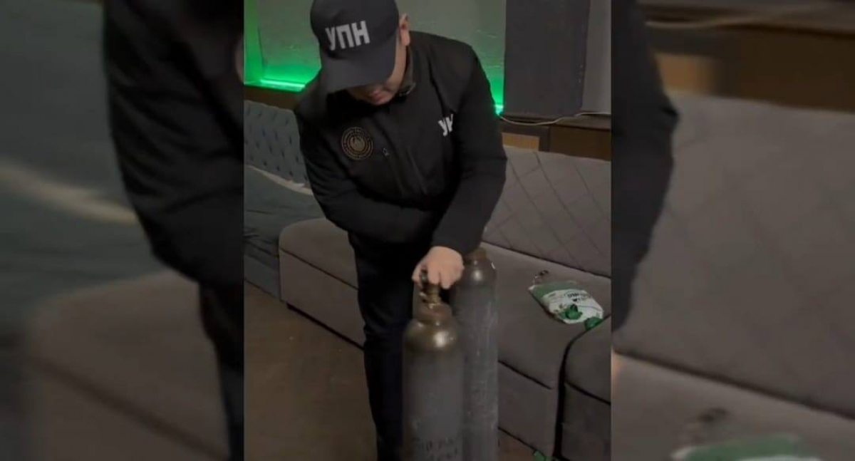 Владельцев 10 заведений наказали за продажу «веселящего газа» в Шымкенте