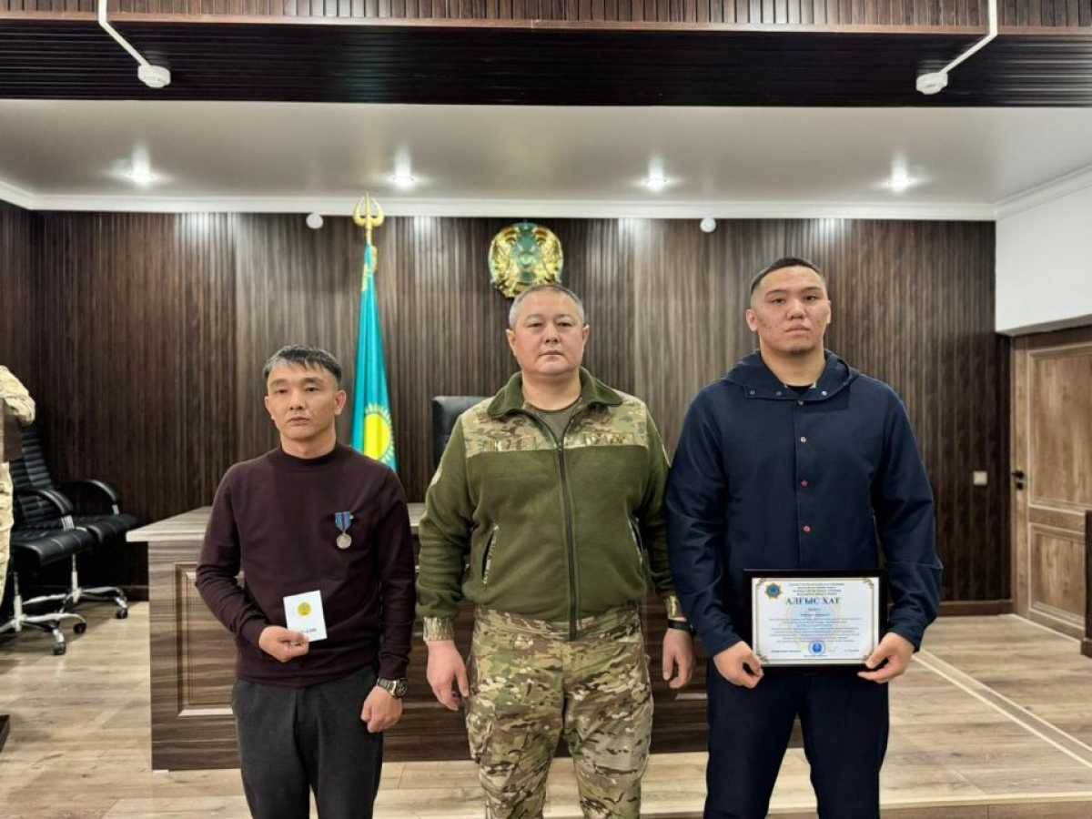 Рисковали жизнью: жителей Тараза наградили за спасение людей при пожаре