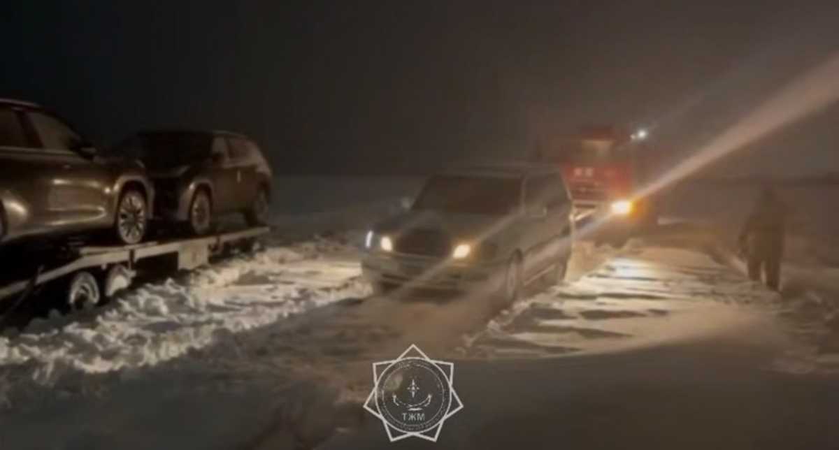 Машины застряли в снегу: спасатели помогли путникам в Актюбинской области