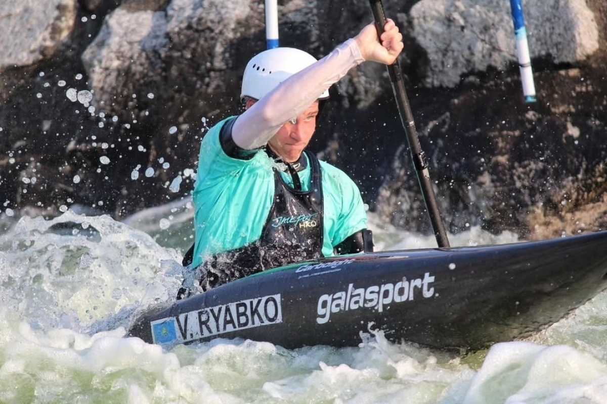 Казахстанец Владислав Рябко стал бронзовым призёром турнира по гребному слалому в Таиланде