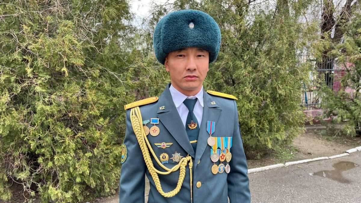 Военнослужащий Вооруженных сил награжден медалью за спасение на пожаре