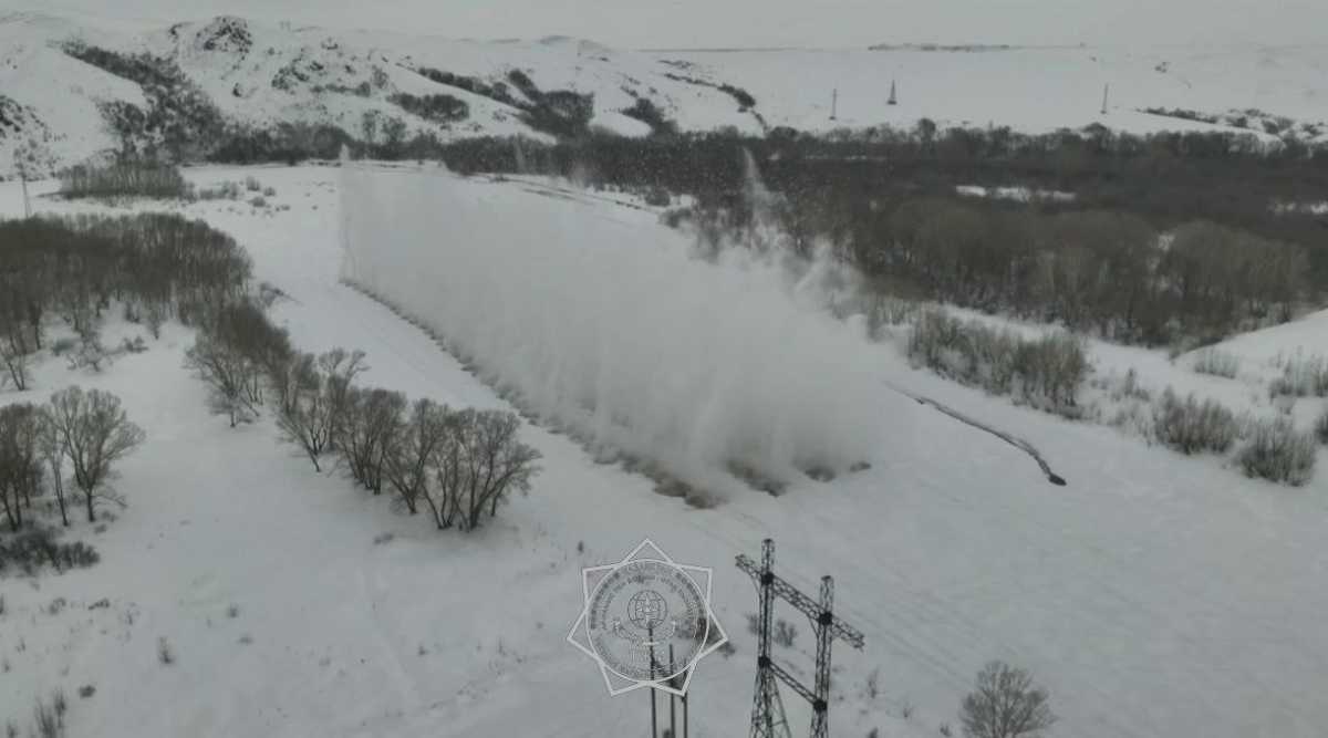 В ВКО начали взрывать лёд на реках