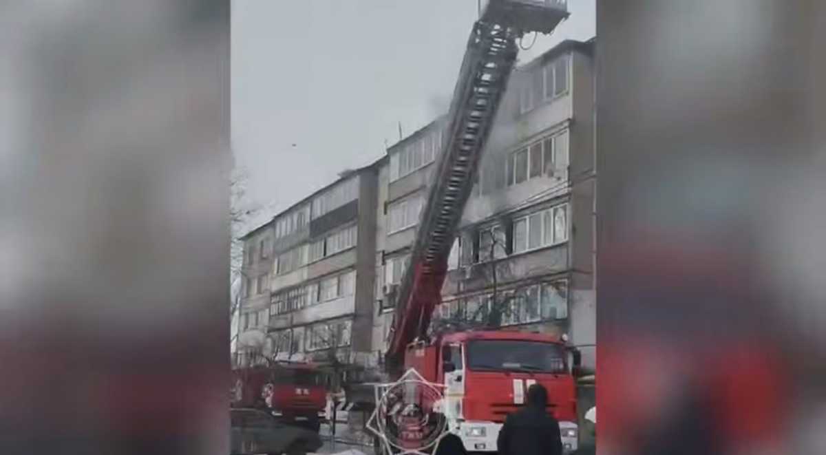 10 человек эвакуировали из-за пожара в многоэтажке в Уральске