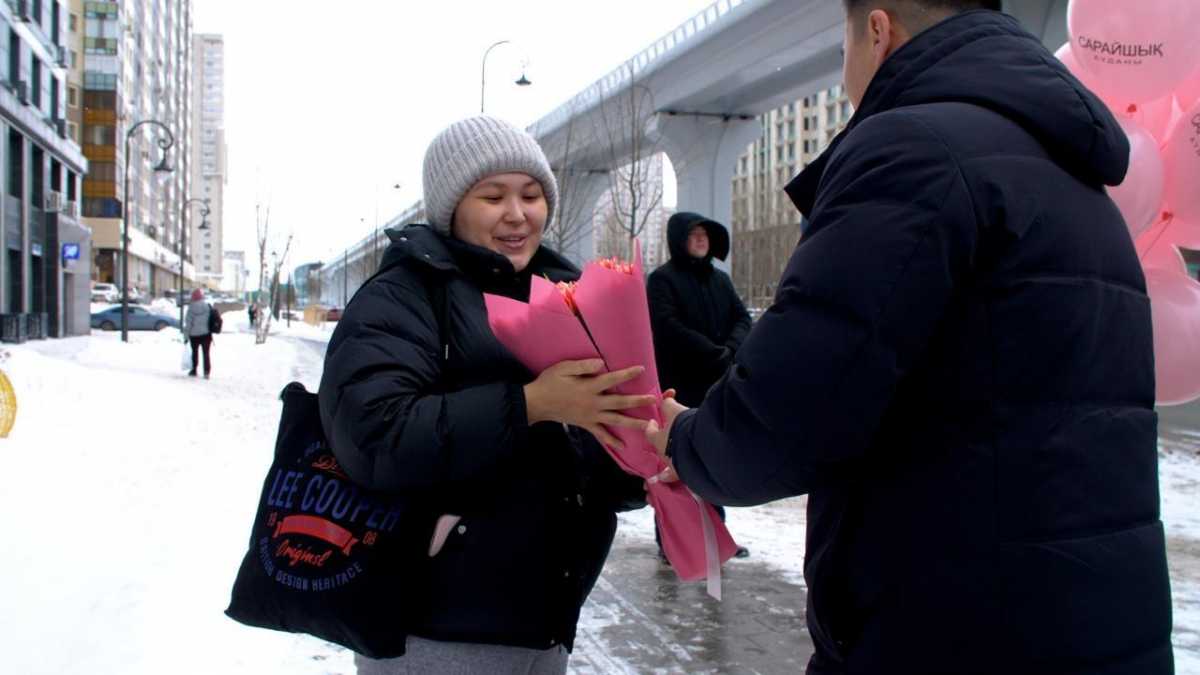 Цветы раздавали девушкам и женщинам в Астане