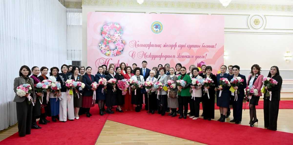 Дархан Сатыбалды вручил государственные награды в преддверии Международного женского дня в Алматы