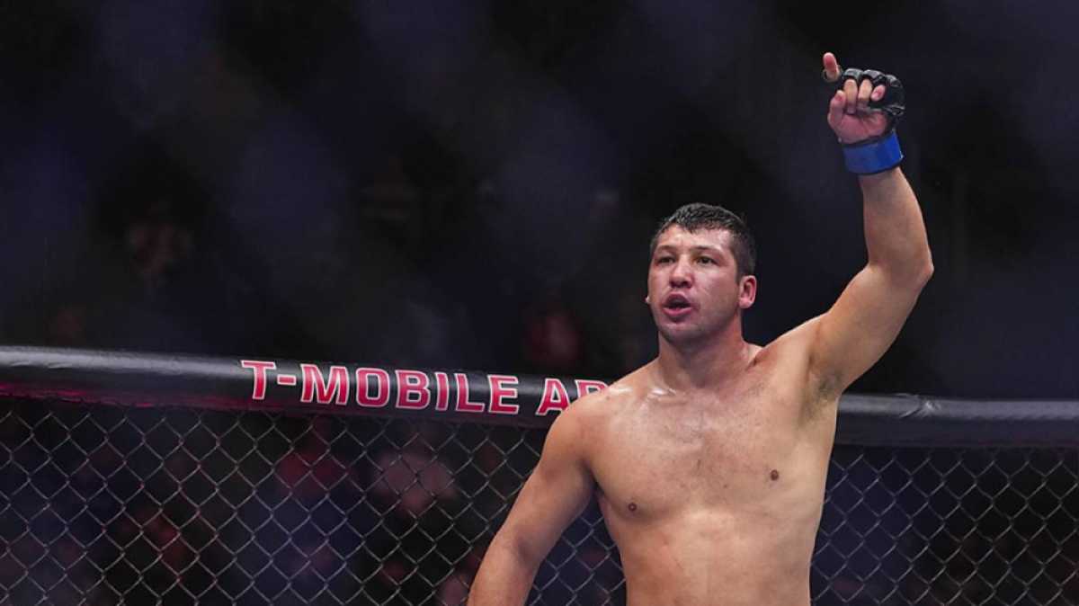 Казахстанский боец одержал первую победу в UFC