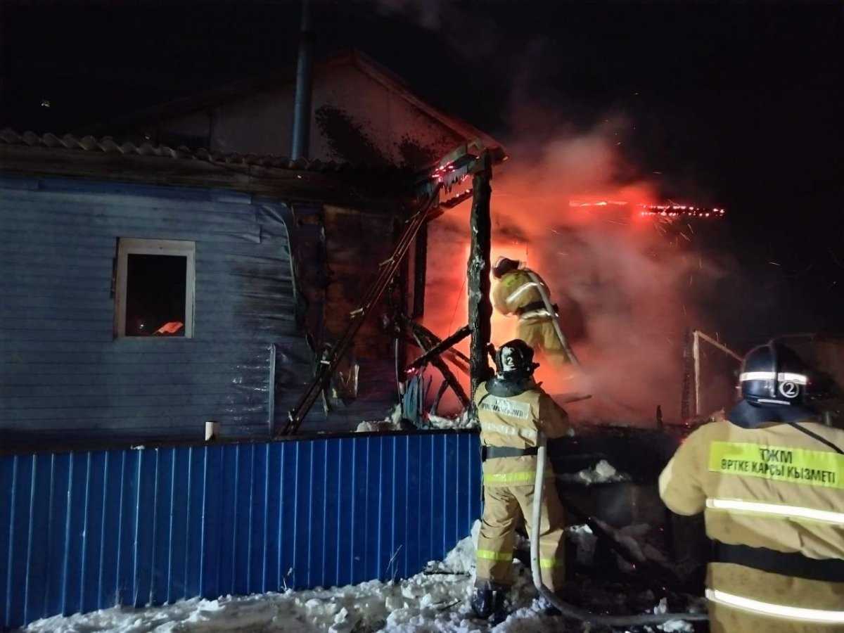 Огонь охватил частный дом в Акмолинской области