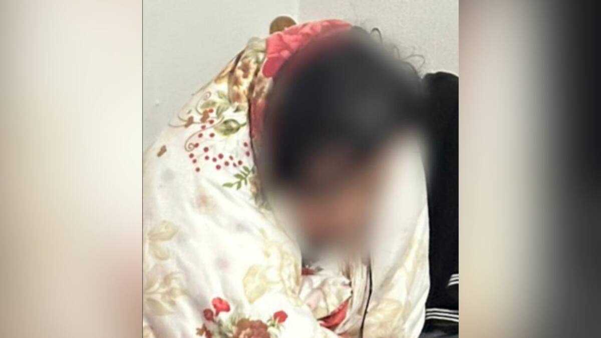 Полицейский спас девушку, упавшую в туалетную яму в Алматы