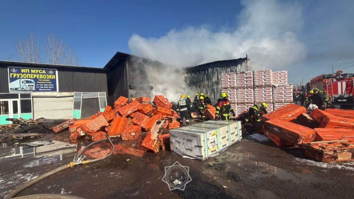 Склад загорелся в Алматы: пожарные спасли имущество предпринимателей