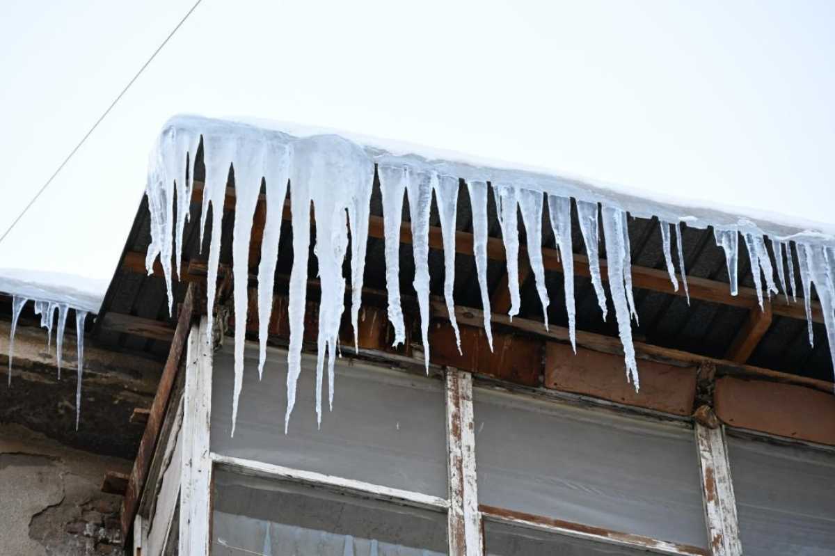 «Работы должны проводиться своевременно»: в Алматы усилили контроль за очисткой крыш от снега и наледи