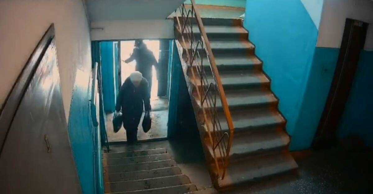 Мужчина пытался ограбить пенсионерку в подъезде в Павлодаре