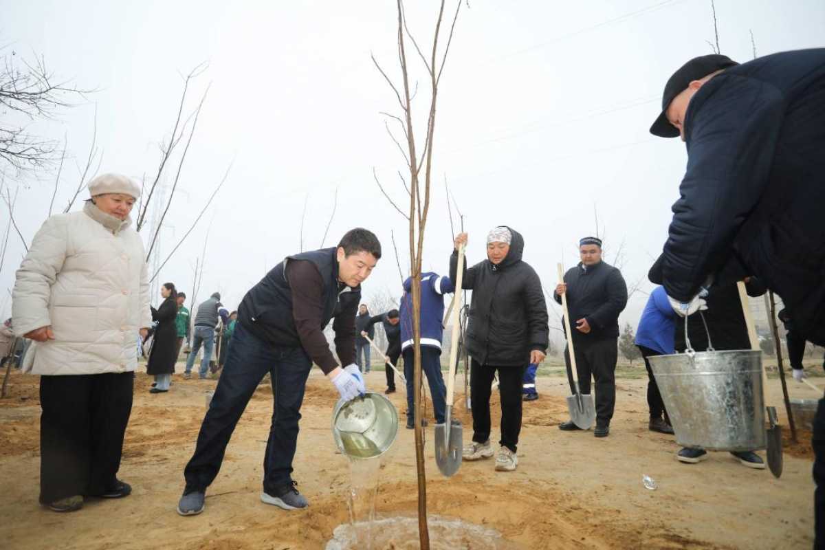 Тазару күні в Уральске: на субботник вышли сотни горожан в рамках Наурызнама