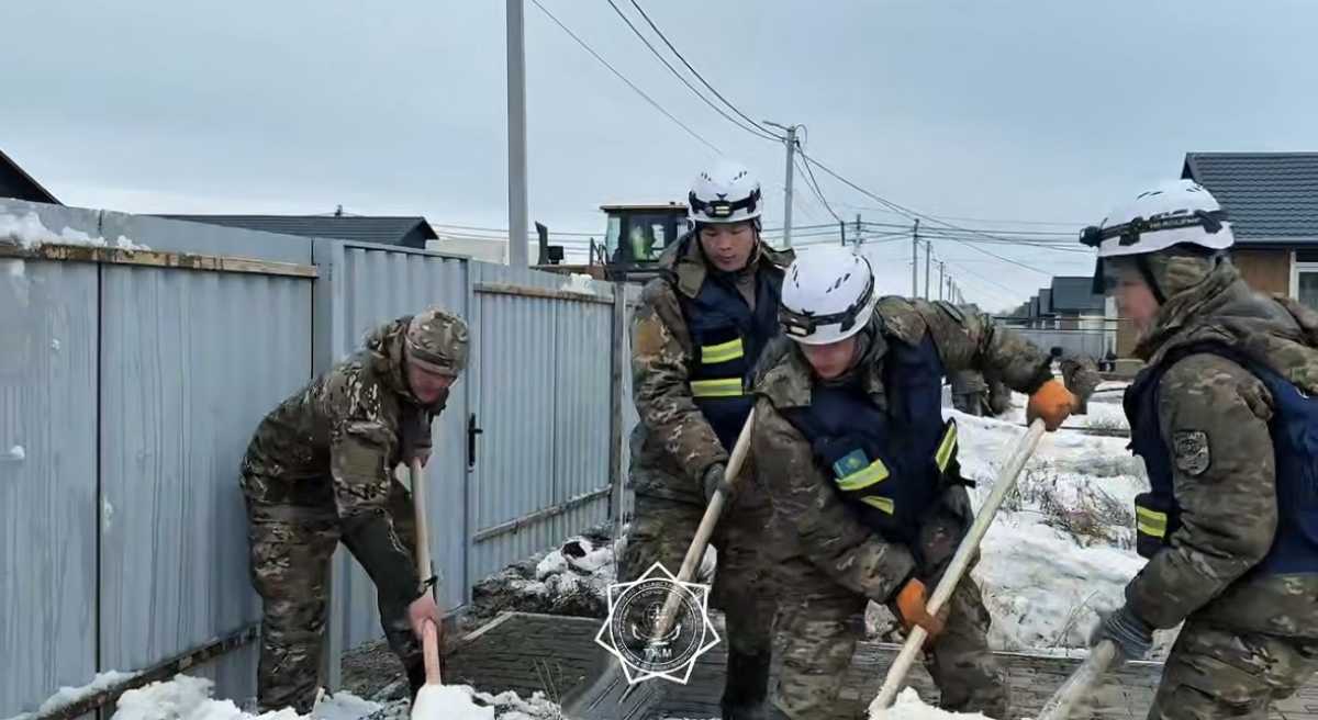 Военнослужащие МЧС участвуют в противопаводковых работах в СКО
