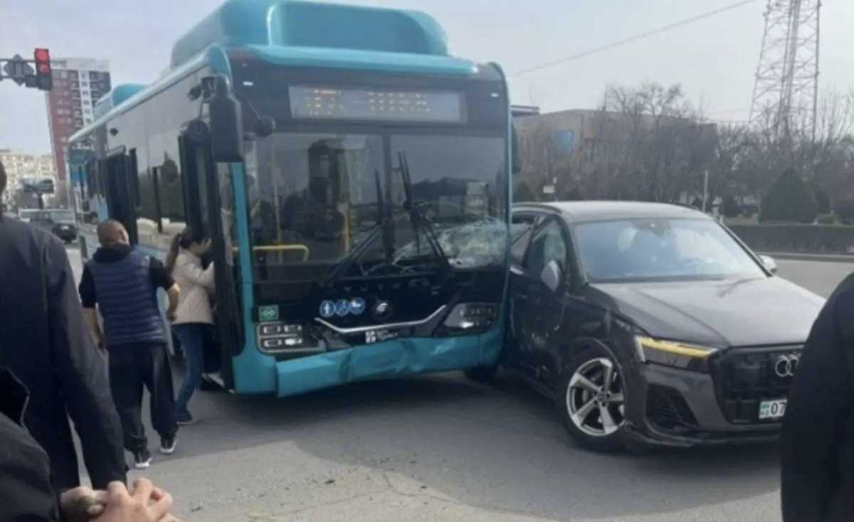 Автобус и автомобиль столкнулись в Актау: пострадали пассажиры