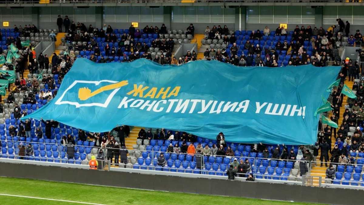Масштабную патриотическую акцию в поддержку конституционных реформ провели во время футбольного матча в Астане