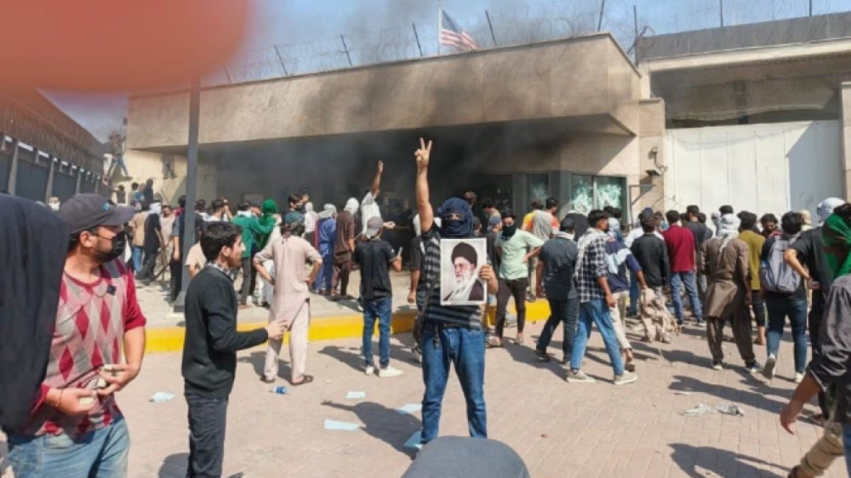 В Пакистане толпа с палками и камнями напала на консульство США: есть погибшие