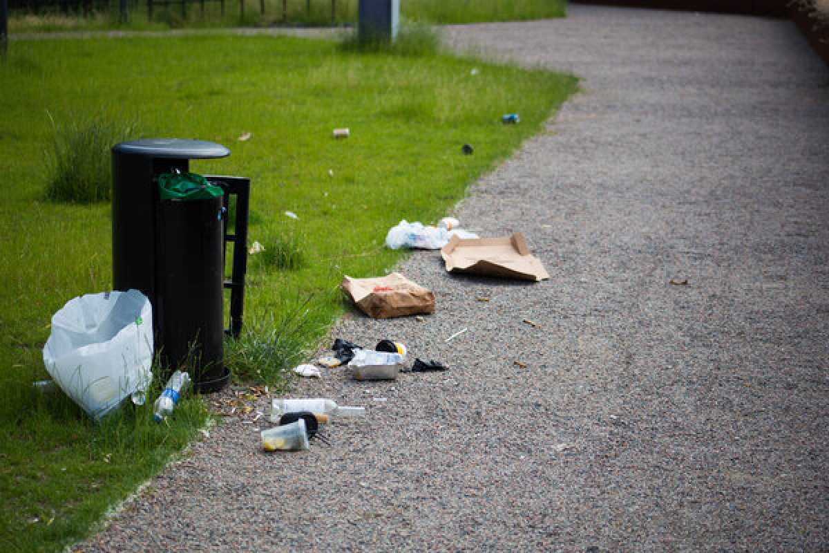 Акиматы получили право штрафовать казахстанцев за загрязнение общественных мест