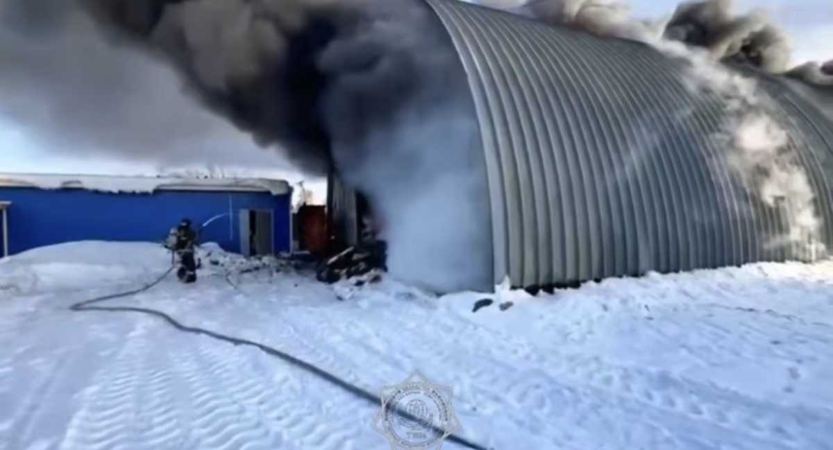 Промышленный ангар загорелся в Усть-Каменогорске: есть пострадавшие