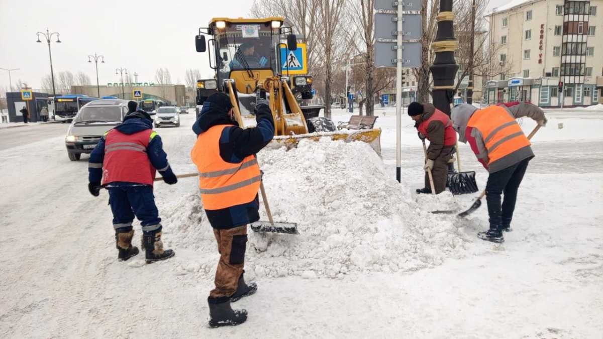 Около 3 тысяч человек задействованы в снегоуборочных работах в Астане