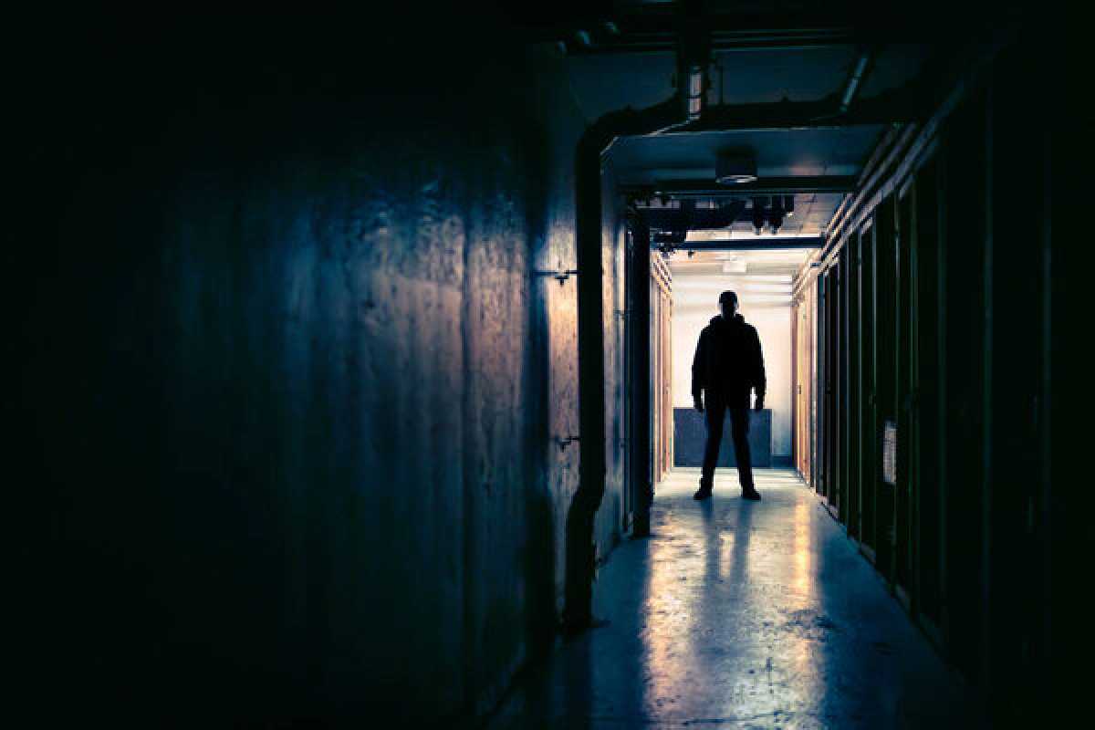 Следил и заглядывал в окна: сталкера осудили в Атырауской области