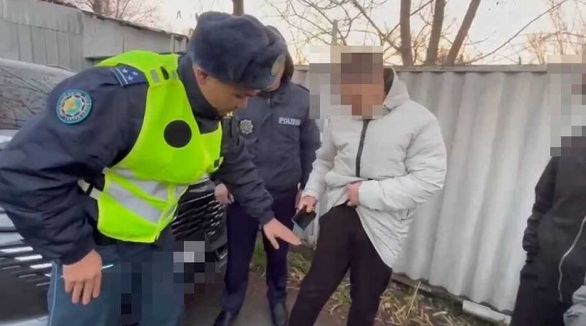 Расклейщика наркорекламы задержали в Шымкенте