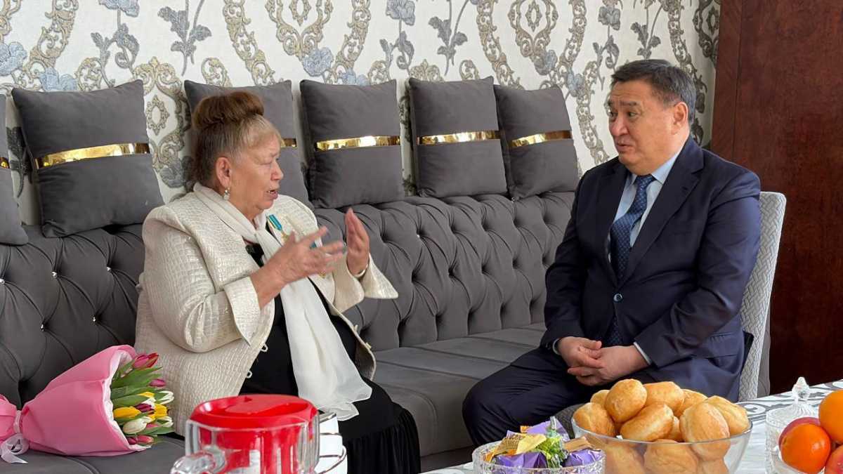 Аким Акмолинской области Марат Ахметжанов поздравил с 8 марта заслуженного учителя г. Косшы Майру Жетписову