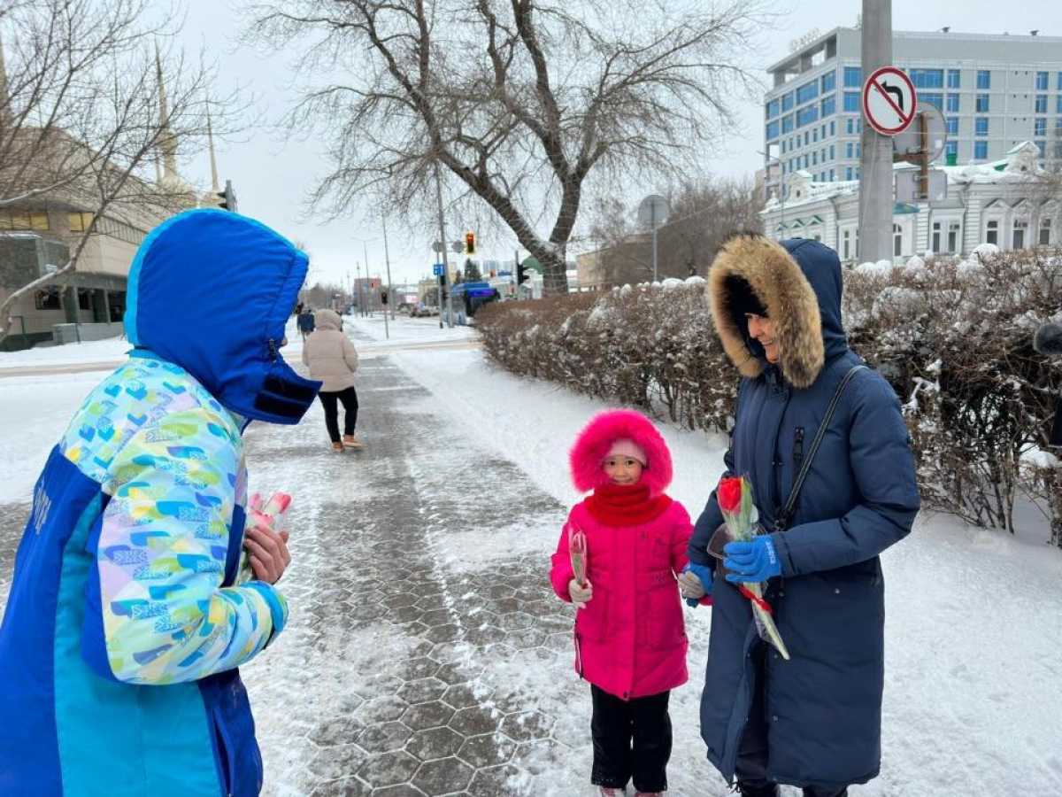 «Көктем шуағы»: в Астане волонтеры раздали женщинам цветы