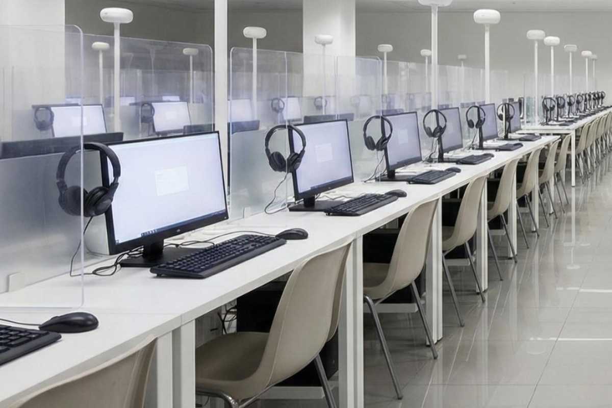 Смартфоны и шпаргалки: десятки нарушений выявили на мартовском ЕНТ в Казахстане