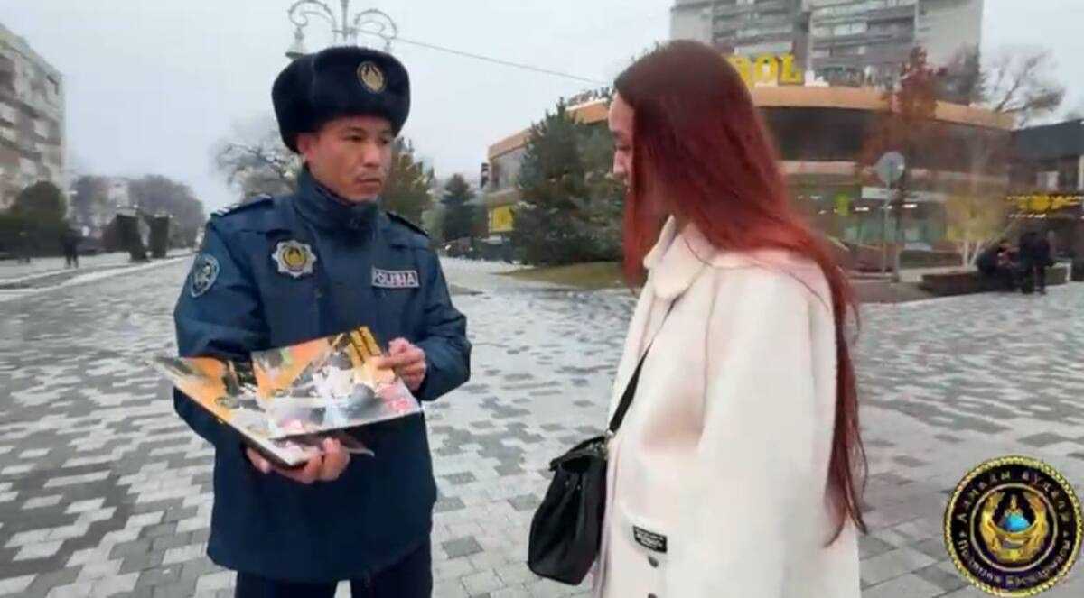 Как не стать жертвой карманников: полицейские раздают памятки жителям Алматы