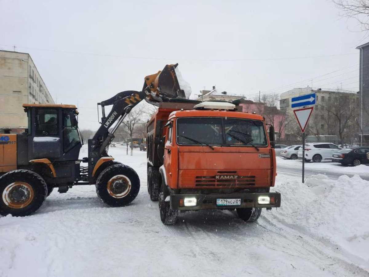 Около 3 тысяч человек задействованы в снегоуборочных работах в Астане