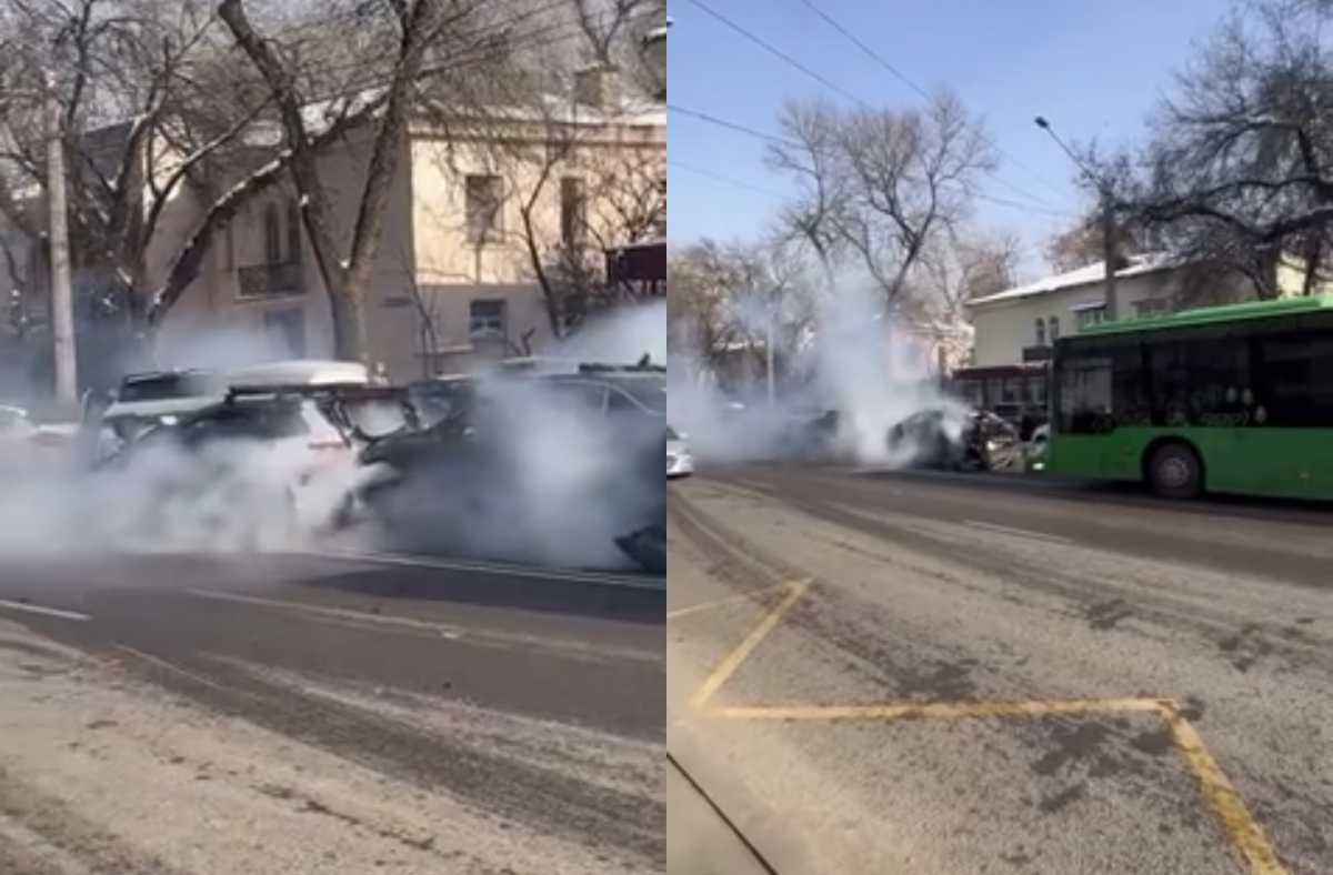 Автобус столкнулся с пятью автомобилями в Алматы