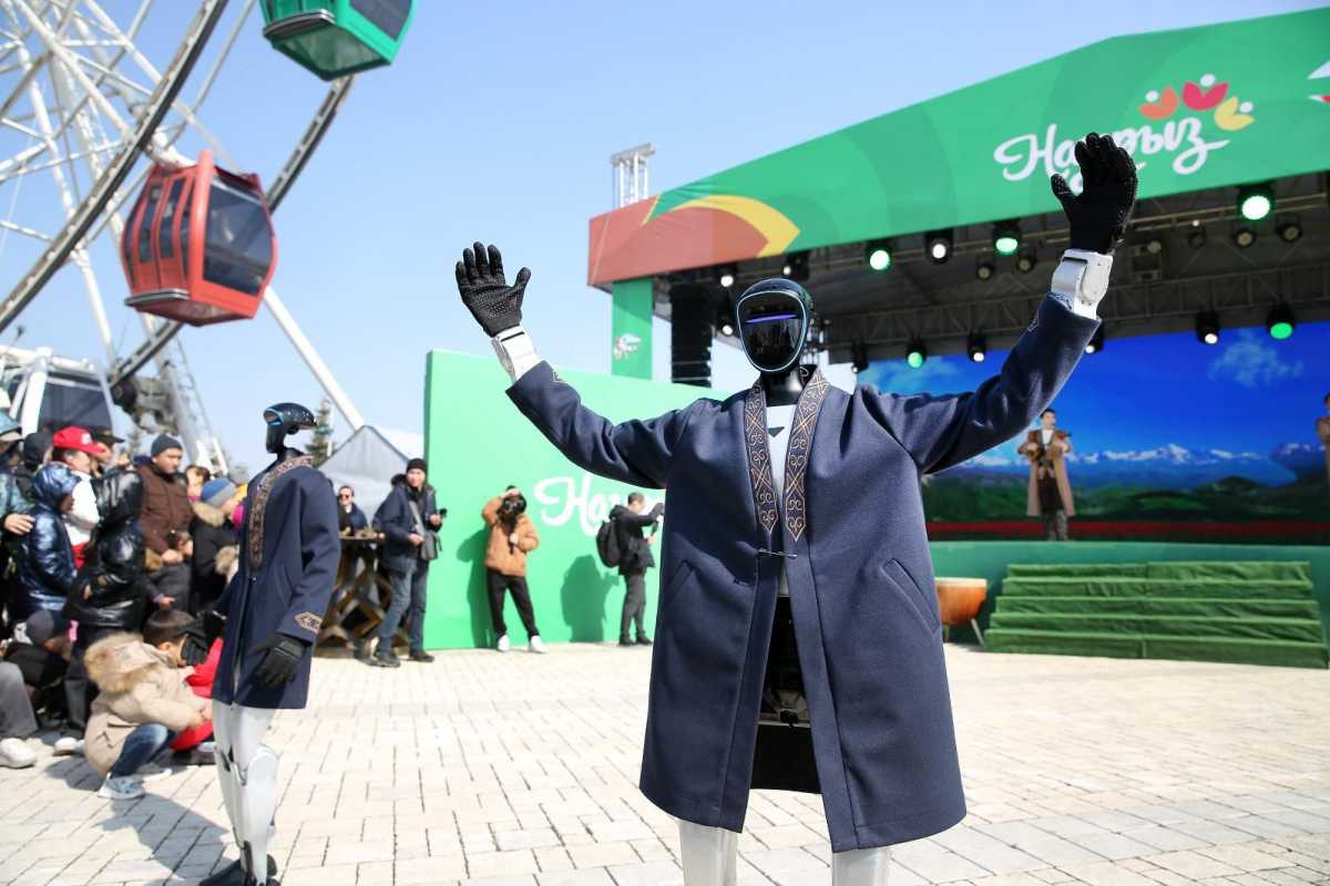 «Көктөбедегі Көрісу»: алматинцев поздравили с Днём Көрісу звуковые дроны и роботы