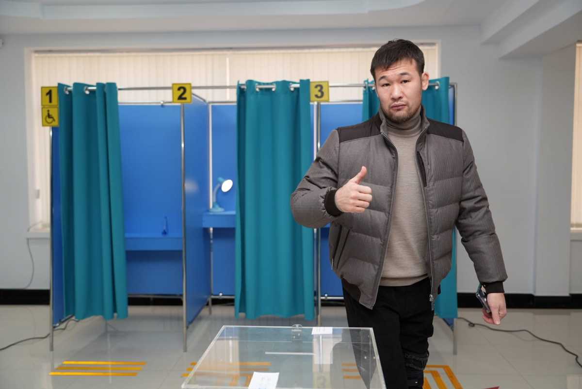 Шавкат Рахмонов проголосовал на референдуме в городе Қонаев