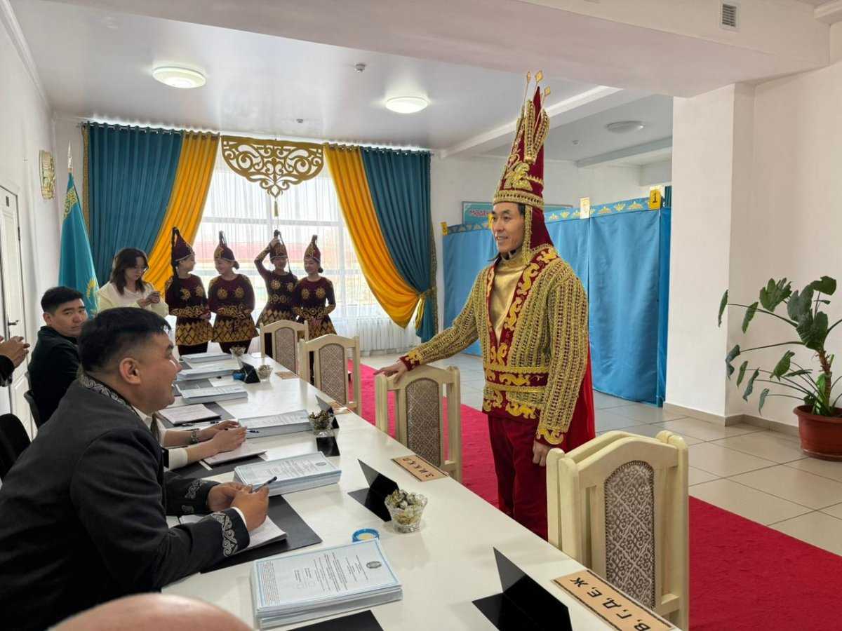 «Золотой человек» пришел на референдум в Алматинской области