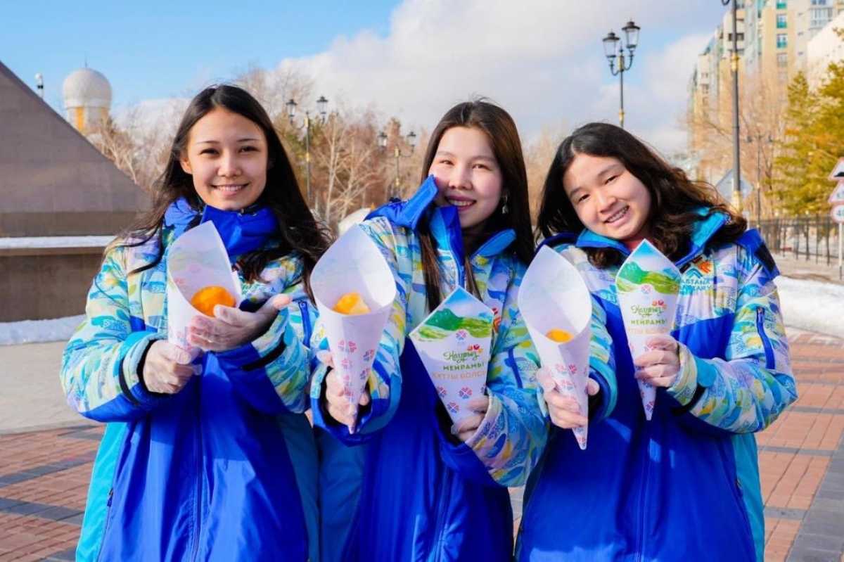 Волонтёры раздали баурсаки жителям Астаны