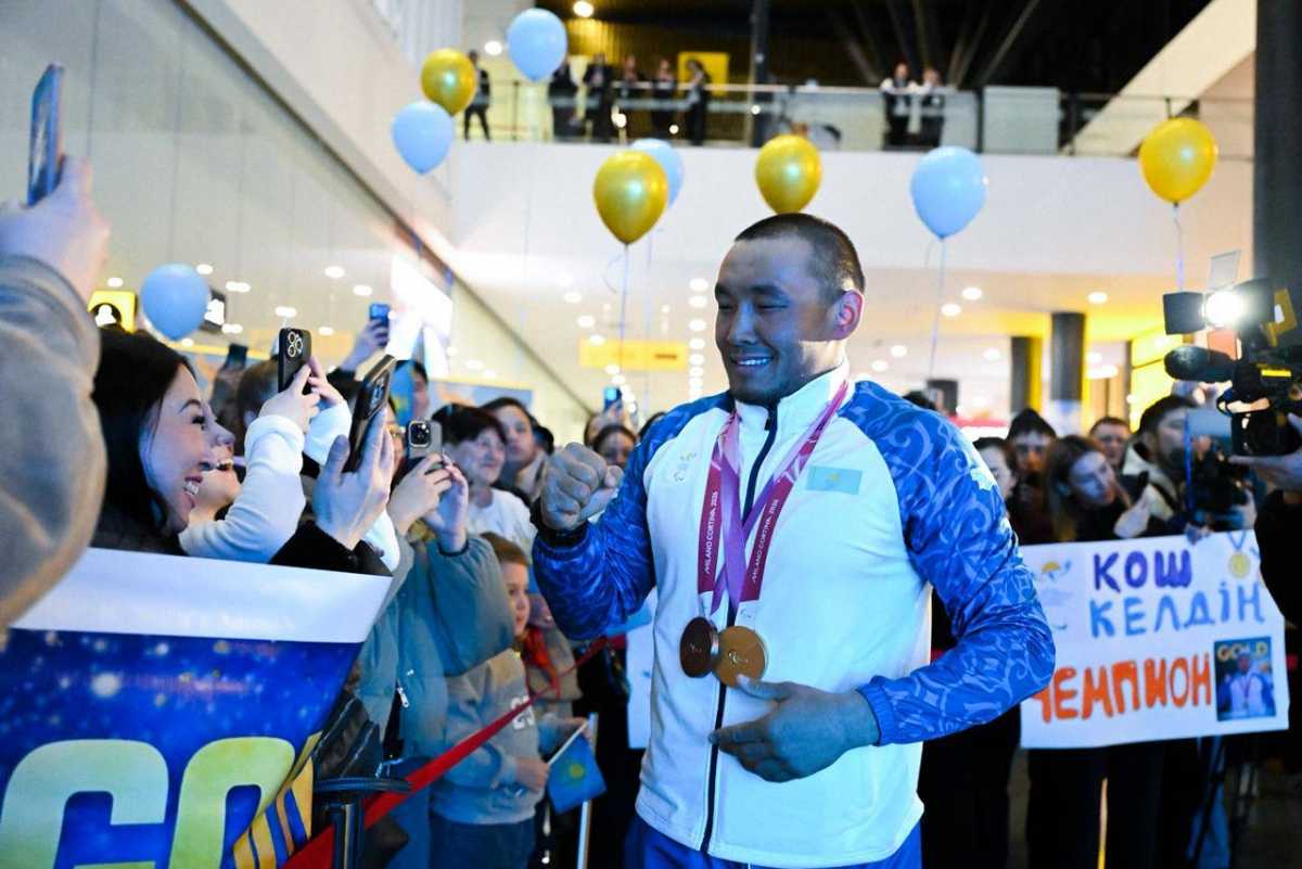 Триумфатора Паралимпиады Ербола Хамитова торжественно встретили в аэропорту Астаны – фото