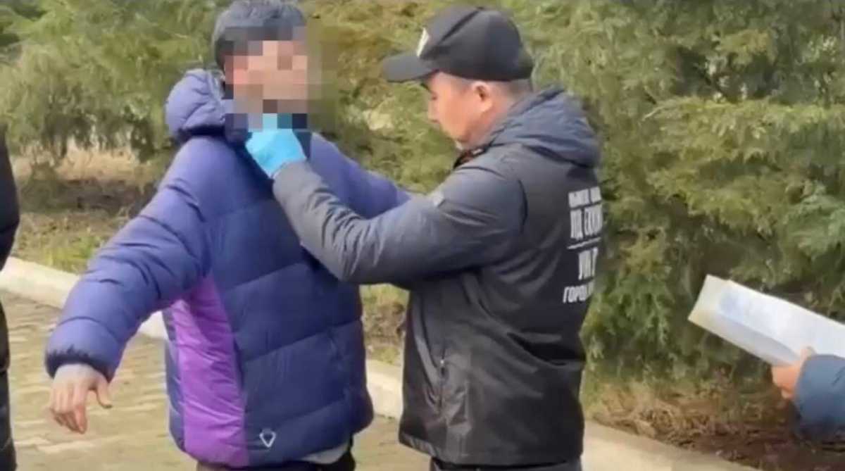 Тайники с наркотиками обнаружили в парке Шымкента: задержаны подозриваемые