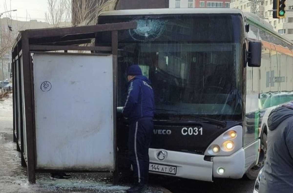 Пассажирский автобус врезался в остановку в Астане