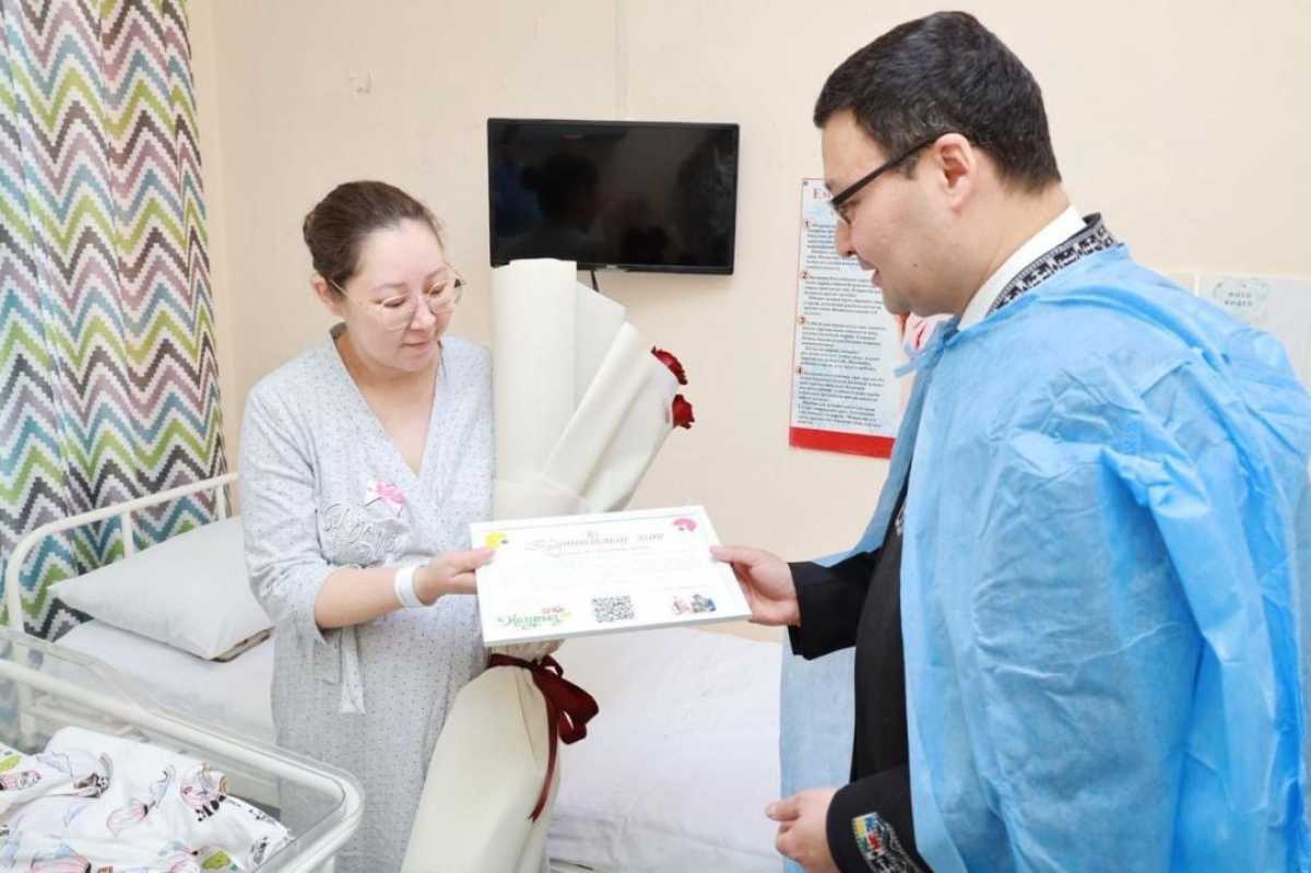 День обновления: необычные подарки вручили новорожденным в Астане