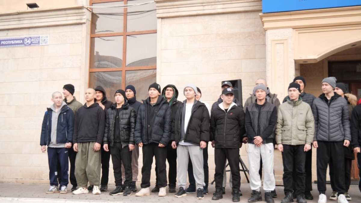 Весенний призыв: первых новобранцев проводили в армию в Астане