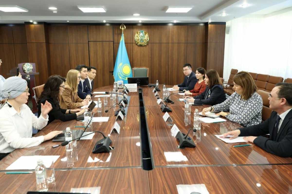 Цифровая трансформация казахстанских школ: глава Минпросвещения провела встречу с руководством Google for Education