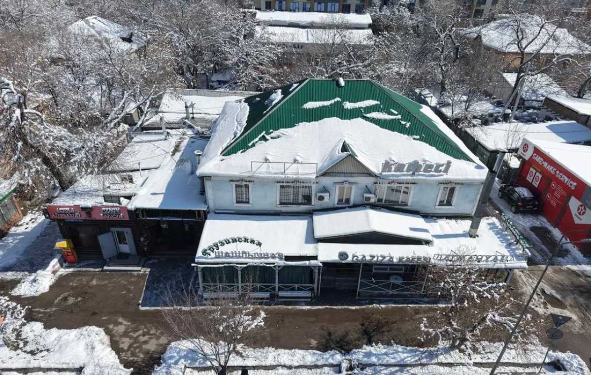 Летнюю террасу сносят в Алматы