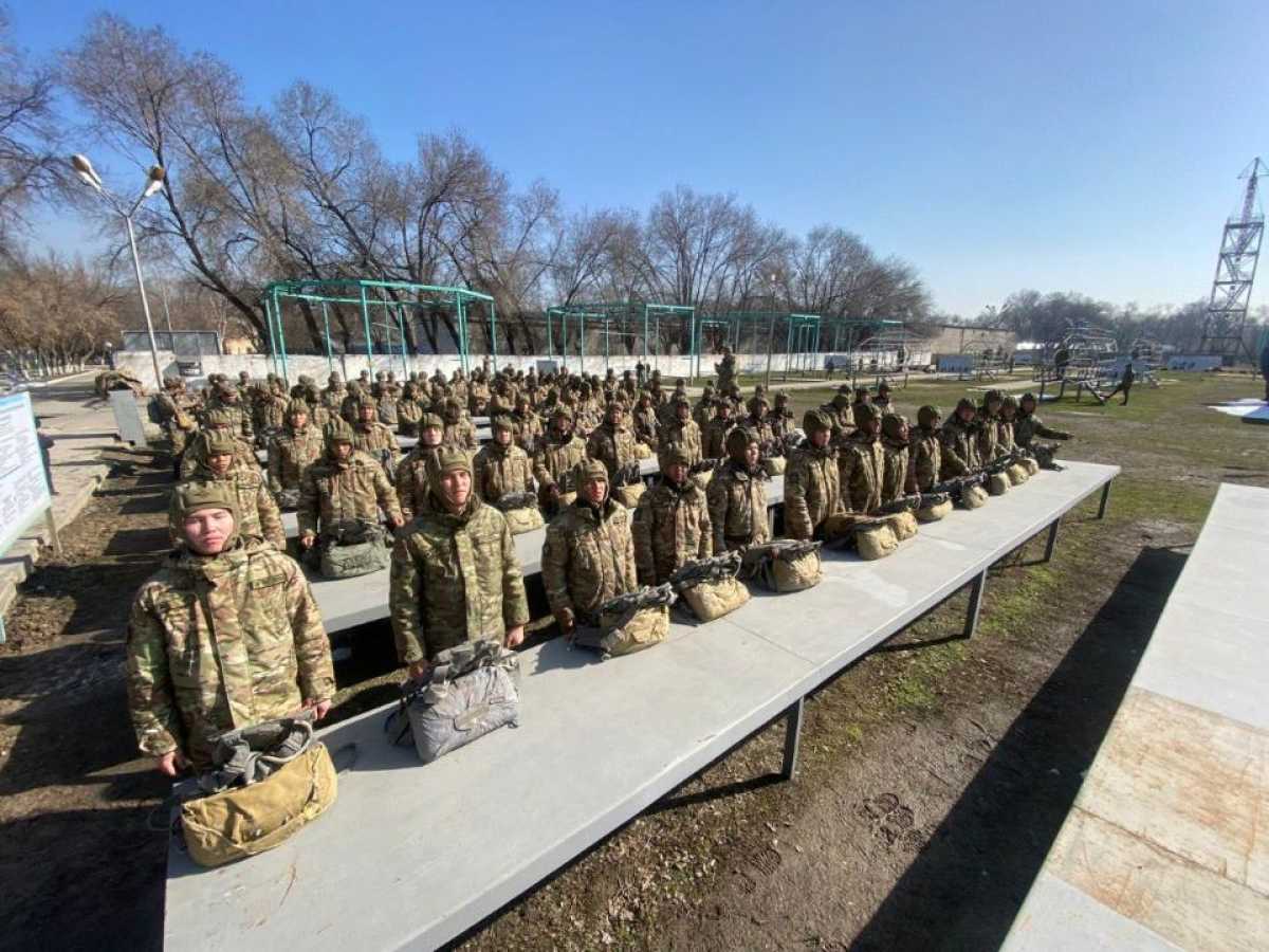 Курсанты военного института впервые выполнили учебные прыжки с парашютом