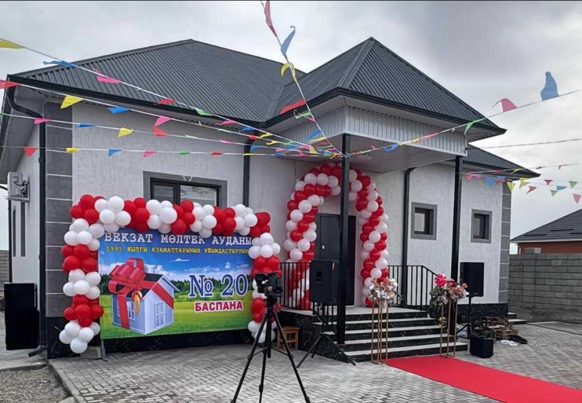Молодежь Туркестана подарила 5-комнатный дом многодетной семье