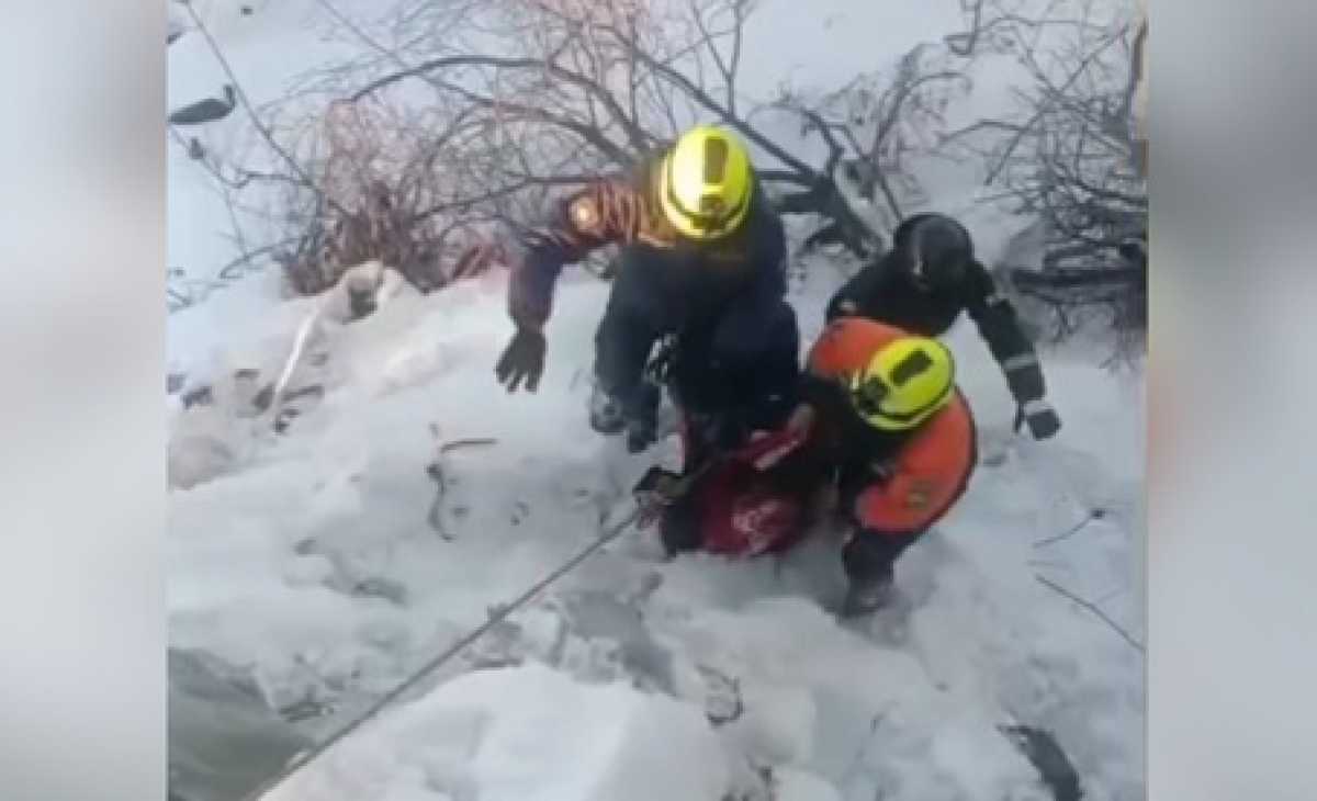 Мужчина сорвался в овраг в Петропавловске: очевидцы вызвали спасателей