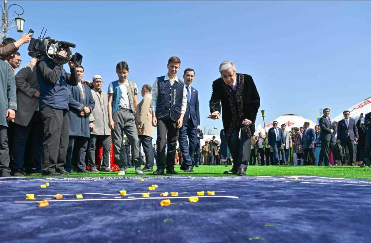 Глава государства принял участие в народных гуляньях по случаю праздника Наурыз